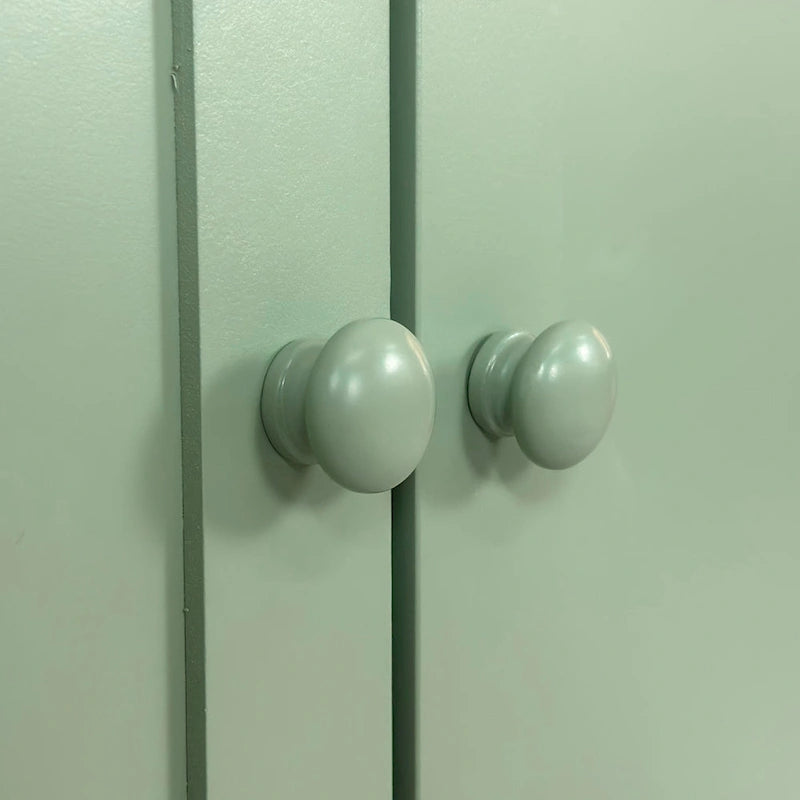 Armario de almacenamiento intagliado de 4 puertas verde menta/blanco con patas de pino, montaje para 1 persona