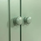 Armario de almacenamiento intagliado de 4 puertas verde menta/blanco con patas de pino, montaje para 1 persona